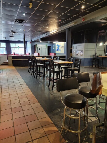More Photos Of 18-22 Dunlop St W, Barrie Storefront For Lease