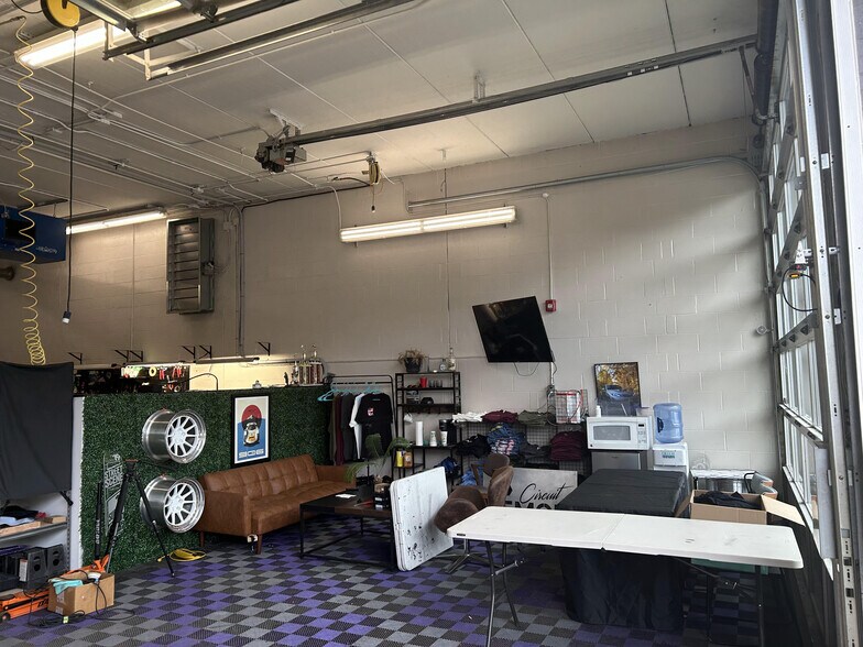 More Photos Of 70 Ridge Rd, Ontario Showroom For Lease