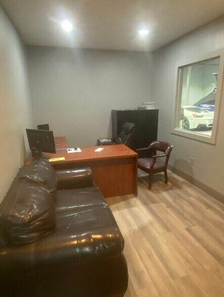 More Photos Of 550 Davisville Rd, Warminster Township Manufacturing For Lease