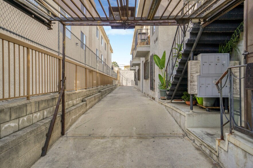 More Photos Of 3121 S Canfield Ave, Los Angeles Apartments For Sale