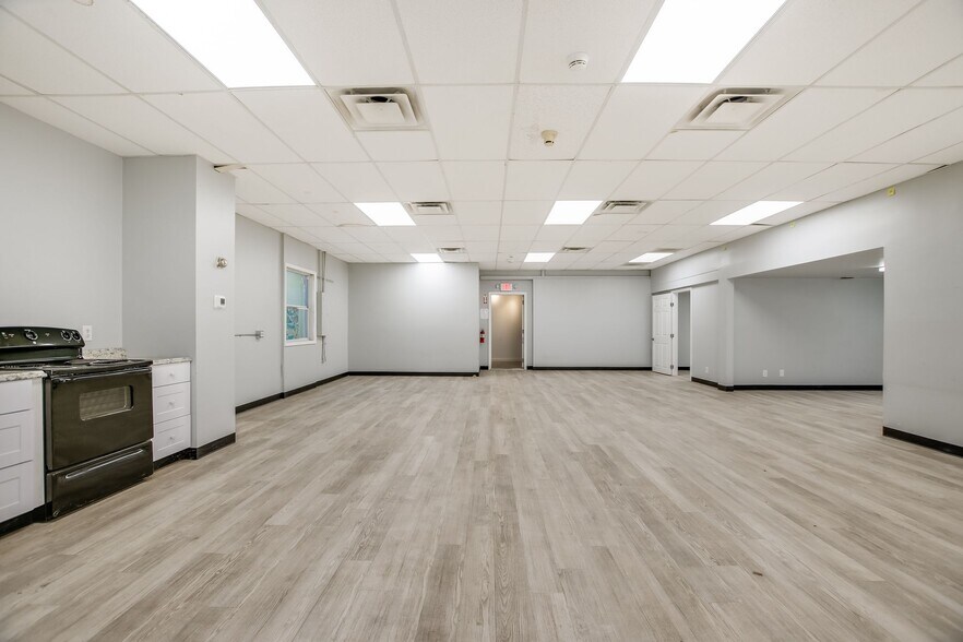 More Photos Of 1701 Evergreen Ave, Austin Light Distribution For Lease