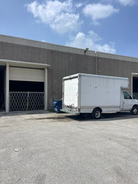 More Photos Of 5512 NW 161st St, Miami Lakes Warehouse For Lease