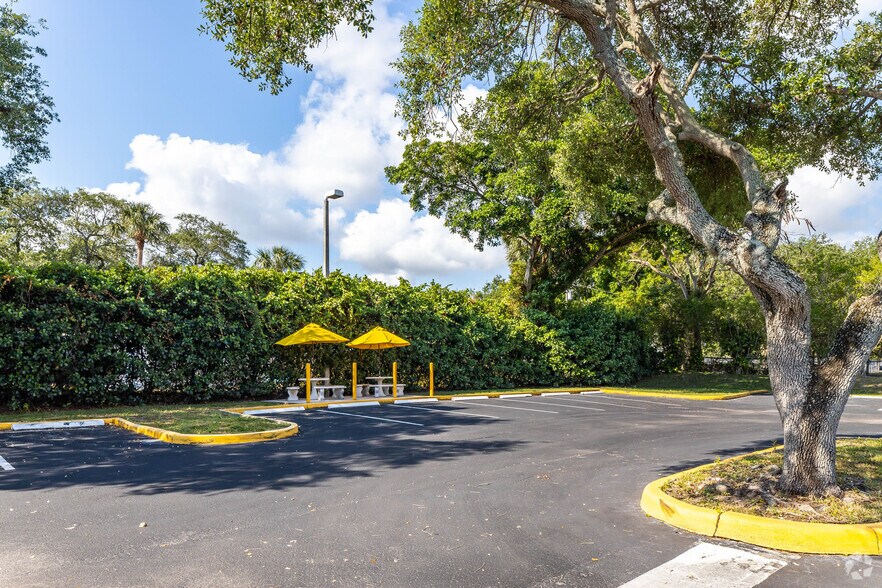 More Photos Of 4101 Ravenswood Rd, Dania Beach Office For Lease