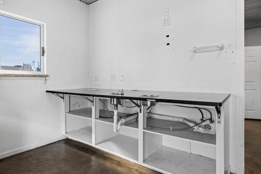 More Photos Of 207 N Henderson Blvd, Kilgore General Retail For Sale