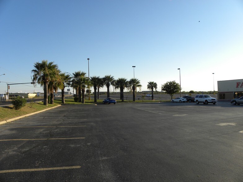 More Photos Of 455 S Bibb Ave, Eagle Pass General Retail For Lease