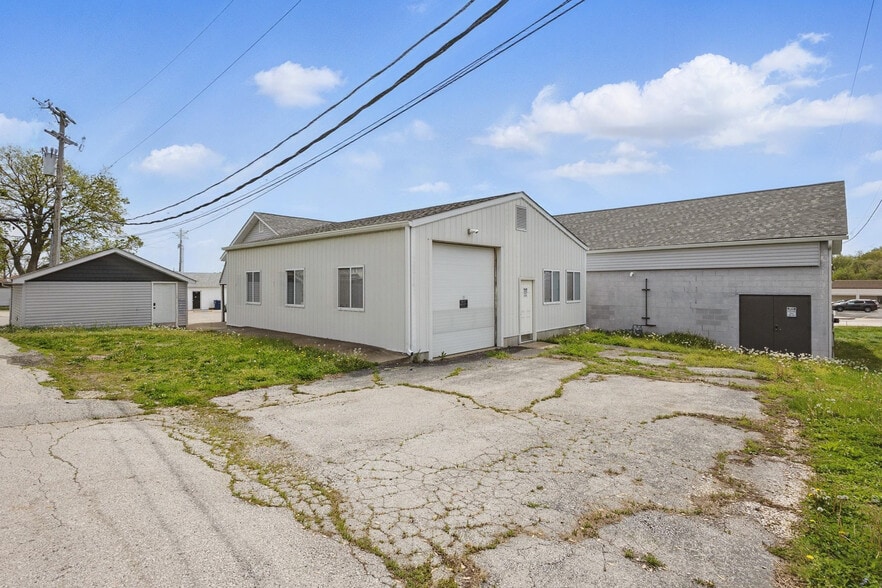 More Photos Of 581 E Cherry St, Troy Freestanding For Sale
