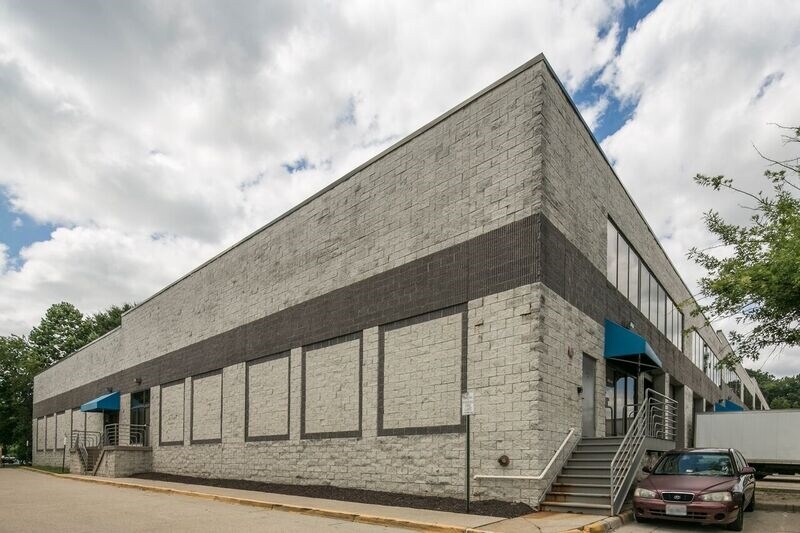 More Photos Of 9408 Gunston Cove Rd, Lorton Warehouse For Lease