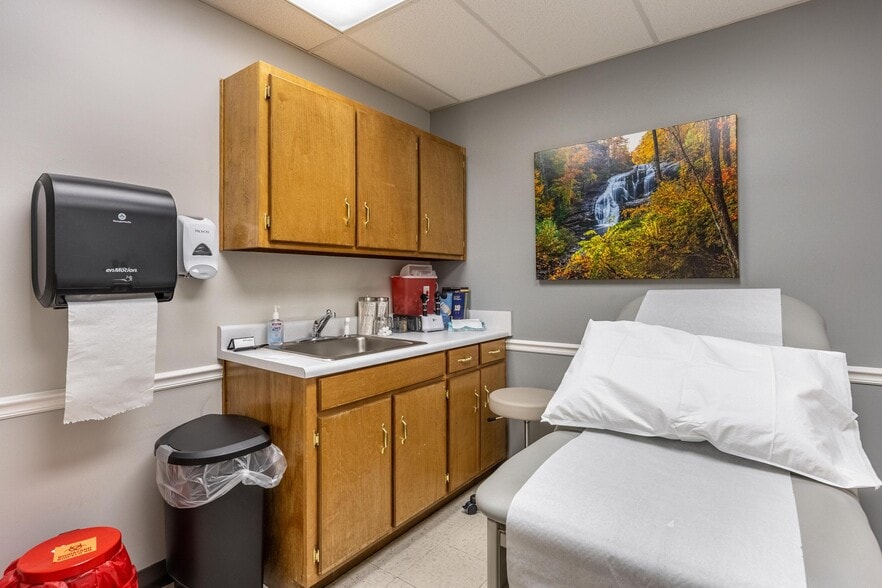 More Photos Of 1420 Fritz St SE, Cleveland Medical For Lease