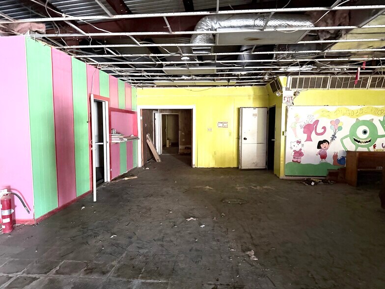 More Photos Of 201 W 2nd Ave, Nixon Warehouse For Sale