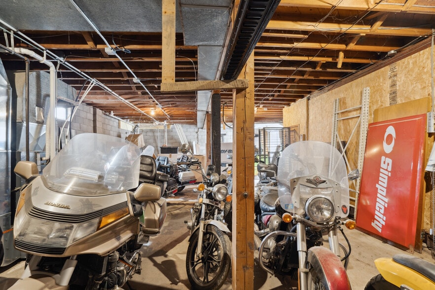 More Photos Of 1001 Short St, Decorah Auto Dealership For Sale