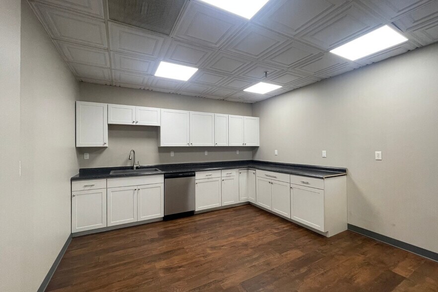 More Photos Of 135 Research Dr, Milford Warehouse For Lease