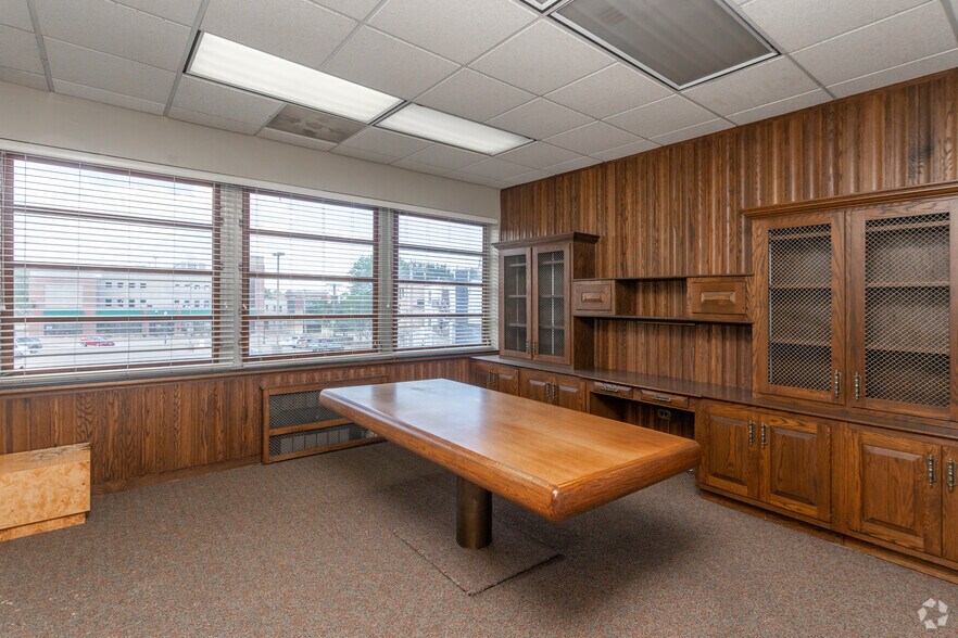 More Photos Of 216 W Madison St, Waukegan Office For Sale
