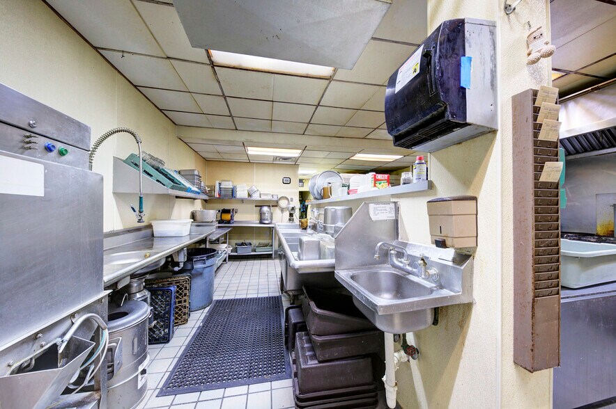 More Photos Of 1744 Biddle Ave, Wyandotte General Retail For Sale