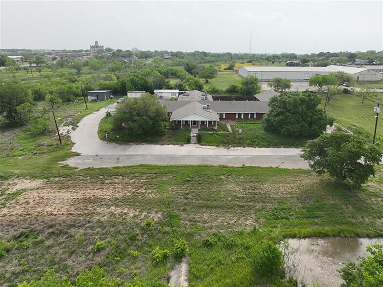 More Photos Of 209 Country Club Dr, Karnes City Rehabilitation Center For Sale