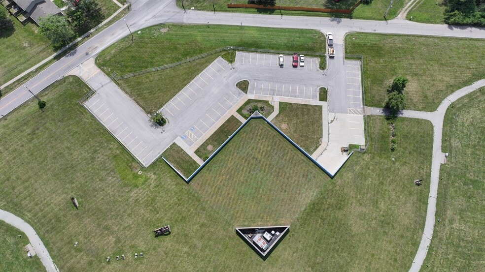 More Photos Of 9000 Old Santa Fe Rd, Kansas City Office For Sale