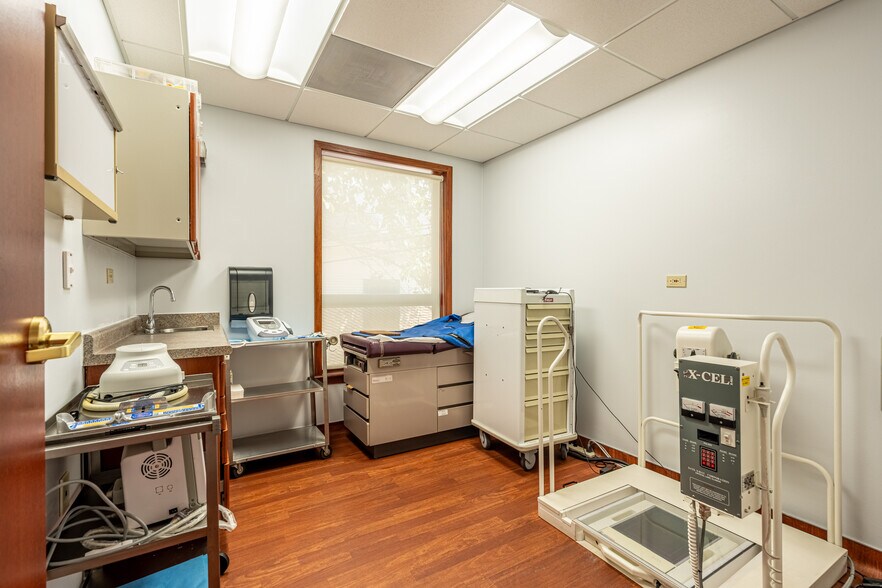 More Photos Of 401 N York St, Elmhurst Medical For Lease