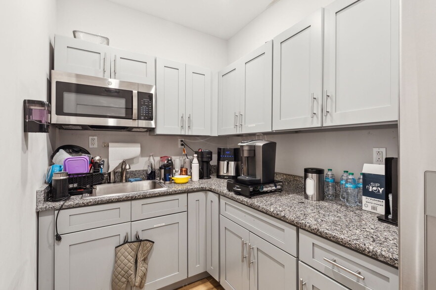 More Photos Of 6713 Ogontz Ave, Philadelphia Office For Sale