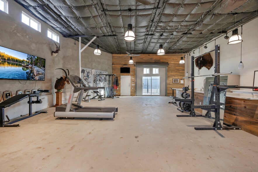 More Photos Of 2428 San Benito St, Fresno Showroom For Sale