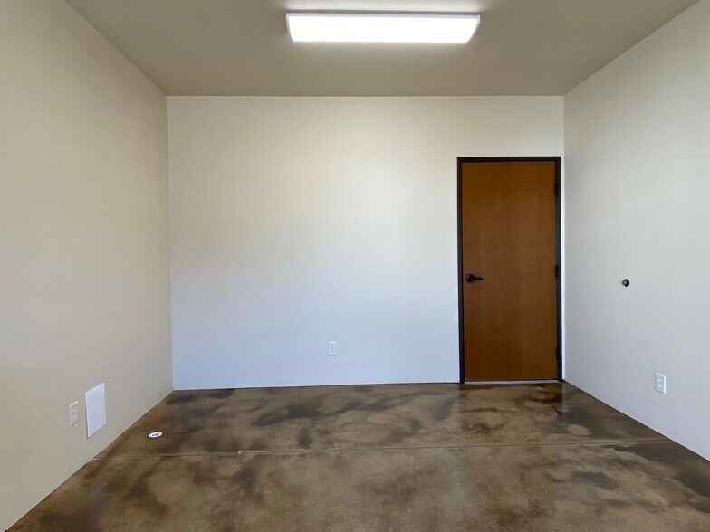 More Photos Of 8116 Silver Crossing, Oklahoma City Warehouse For Lease