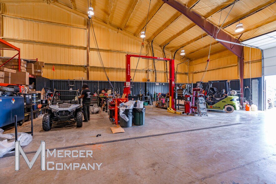 More Photos Of 1620 S Interstate 35 E, Lancaster Showroom For Sale