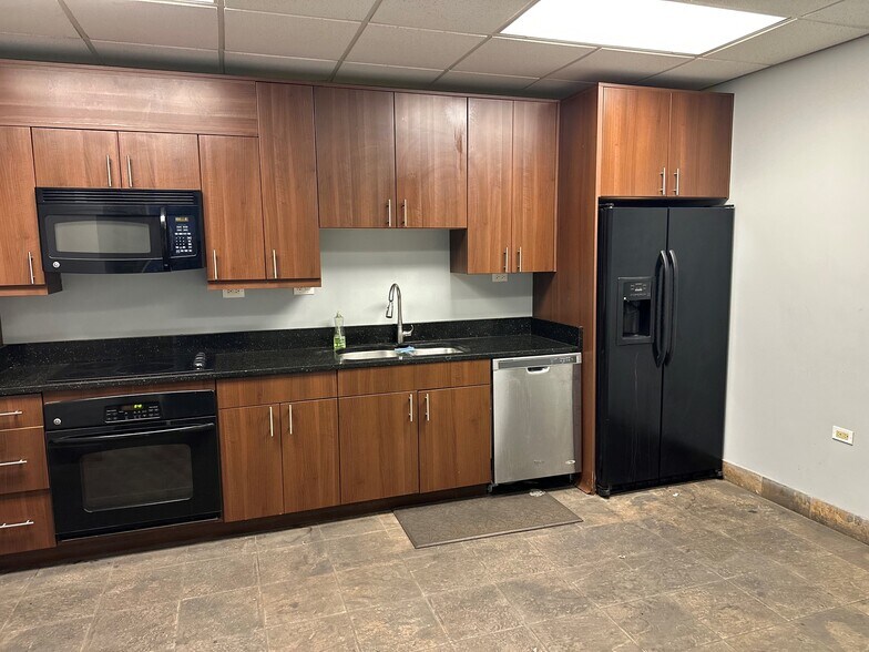 More Photos Of 1221 Jarvis Ave, Elk Grove Village Light Manufacturing For Sale