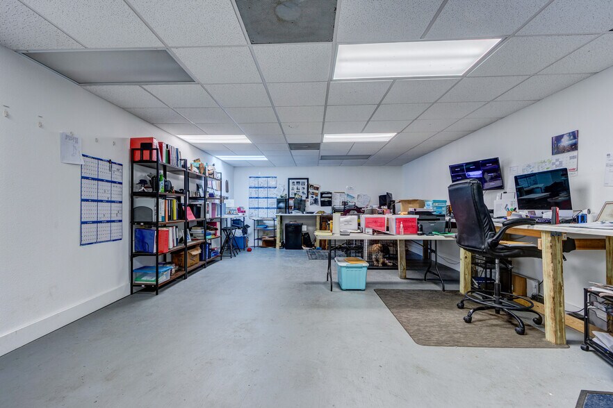 More Photos Of 6901 S 78th St, Riverview Warehouse For Lease