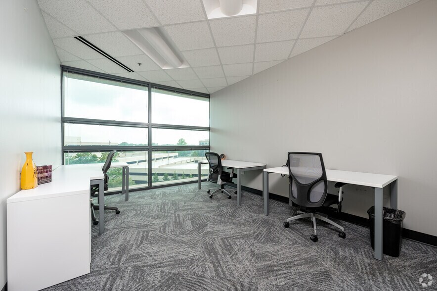 More Photos Of 450 E 96th St, Indianapolis Coworking Space