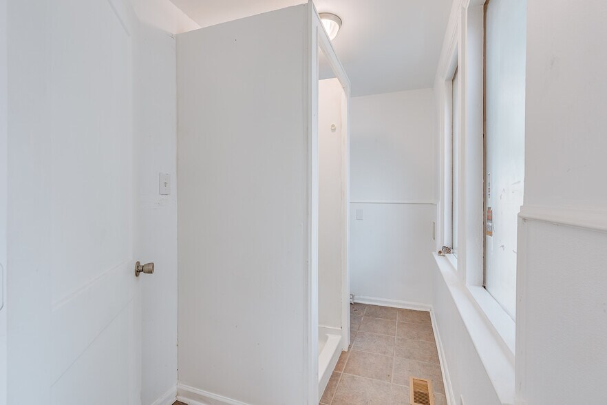 More Photos Of 1401 Spring Hill Ave, Mobile Medical For Sale