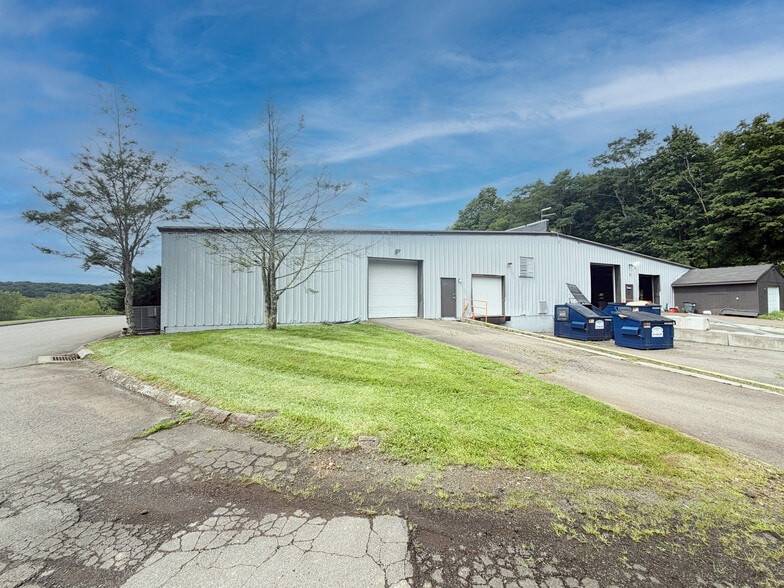 More Photos Of 2 Commerce Dr, North Branford Warehouse For Lease