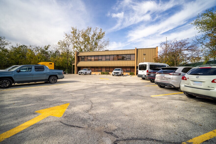 More Photos Of 800 S Milwaukee Ave, Wheeling Flex For Lease