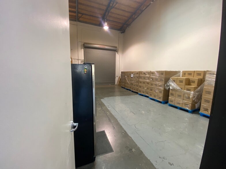 More Photos Of 18451 Collier St, Lake Elsinore Showroom For Lease