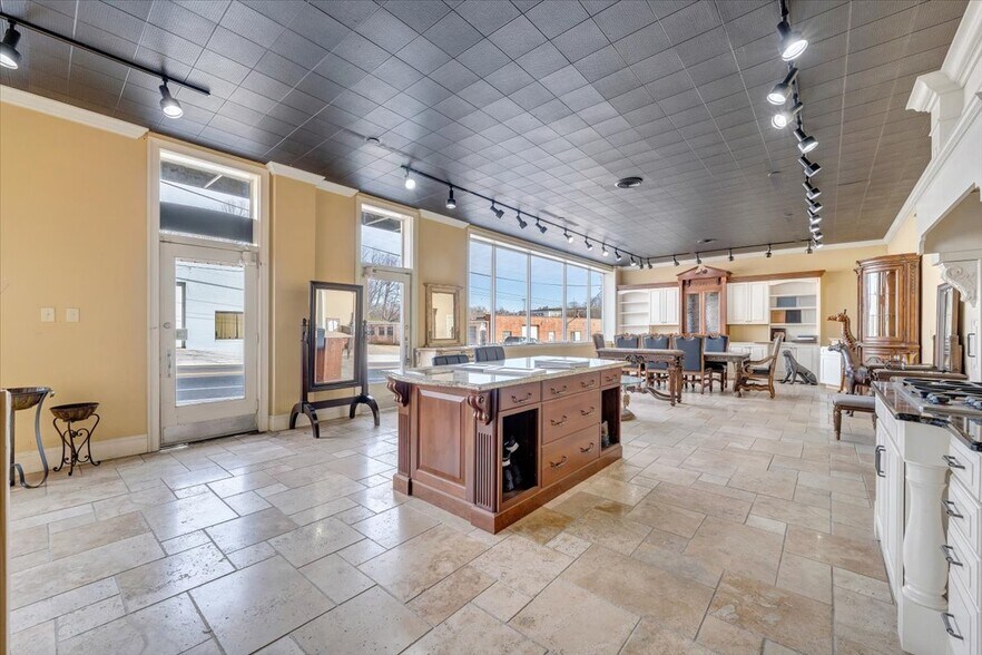 More Photos Of 2214-2216 Patterson Ave, Roanoke Showroom For Sale