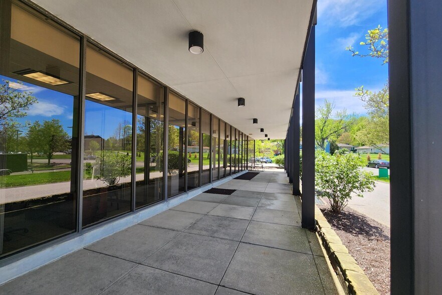 More Photos Of 2770 W Market St, Fairlawn Office For Lease