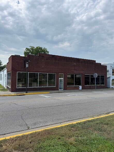 More Photos Of 717 N 2nd St, Vincennes Warehouse For Lease