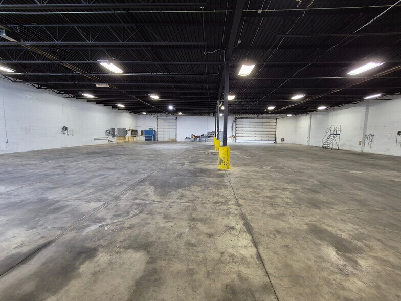 More Photos Of 260 Centre St, Petrolia Warehouse For Lease