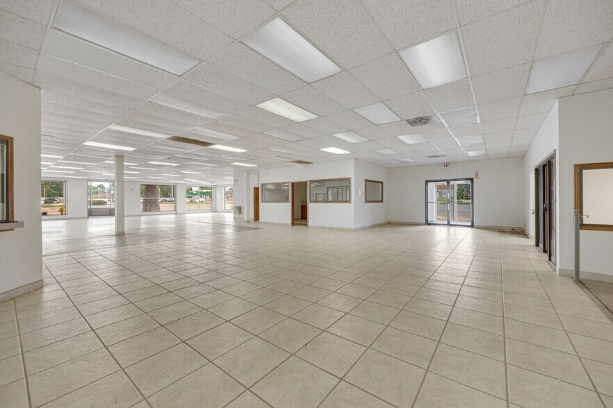 More Photos Of 610 Sainte Genevieve Dr, Sainte Genevieve Auto Dealership For Sale