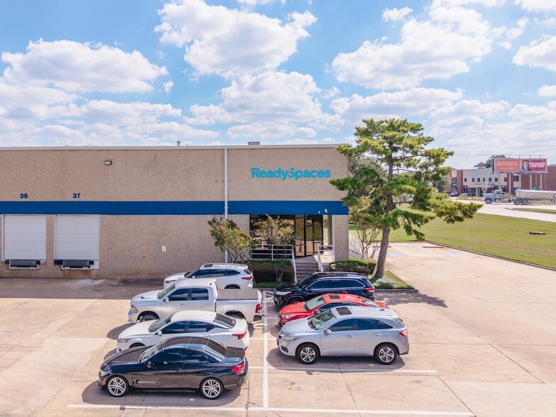 More Photos Of 11410-11420 Mathis Ave, Farmers Branch Distribution For Lease