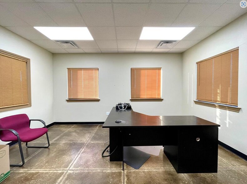 More Photos Of 404 Pikes Peak Rd, Chickasha Warehouse For Sale