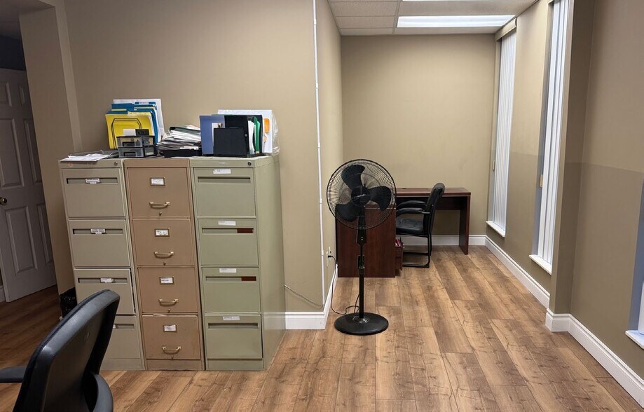 More Photos Of 12-14 Seapark Dr, St Catharines Warehouse For Sale