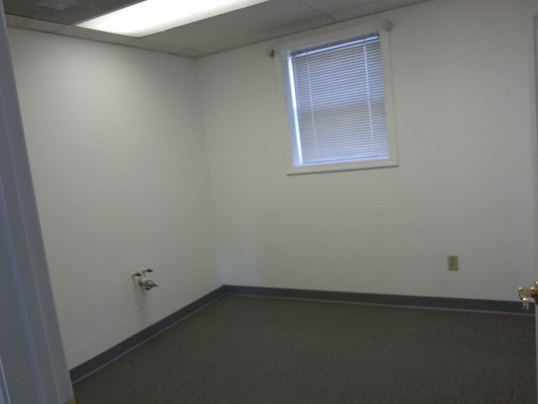 More Photos Of 19 W Bel Air Ave, Aberdeen Storefront For Lease