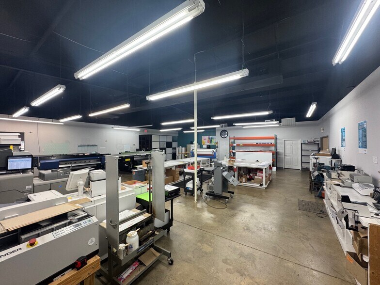 More Photos Of 115 Metroplex Blvd, Pearl Light Distribution For Lease
