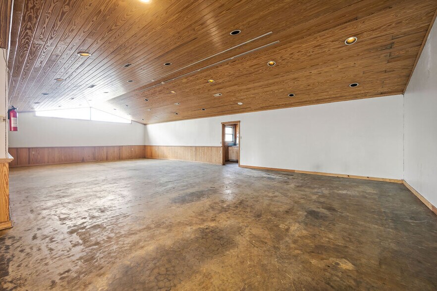 More Photos Of 121 S Nelson Ave, Gentry Light Manufacturing For Lease