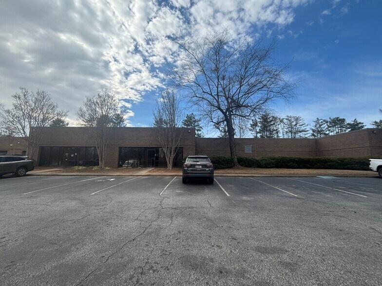 Primary Photo Of 1040 Thousand Oaks Blvd, Greenville Flex For Lease