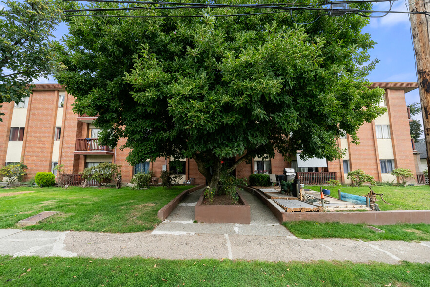 Primary Photo Of 325 Ash St, New Westminster Apartments For Sale