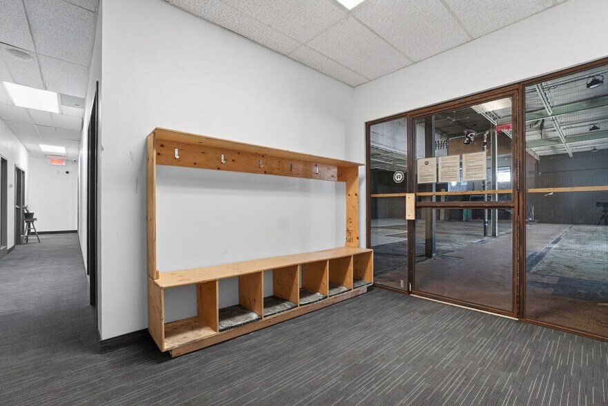 More Photos Of 3901 Rue Bannantyne, Verdun General Retail For Lease