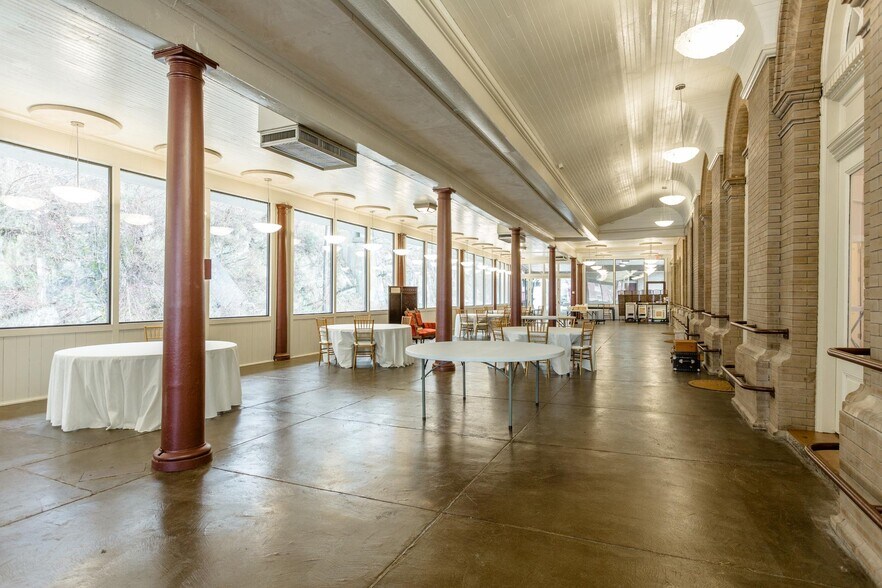 More Photos Of 12 Middlebrook Ave, Staunton Restaurant For Lease