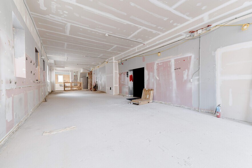 More Photos Of 90 John St S, Hamilton Storefront Retail Residential For Lease