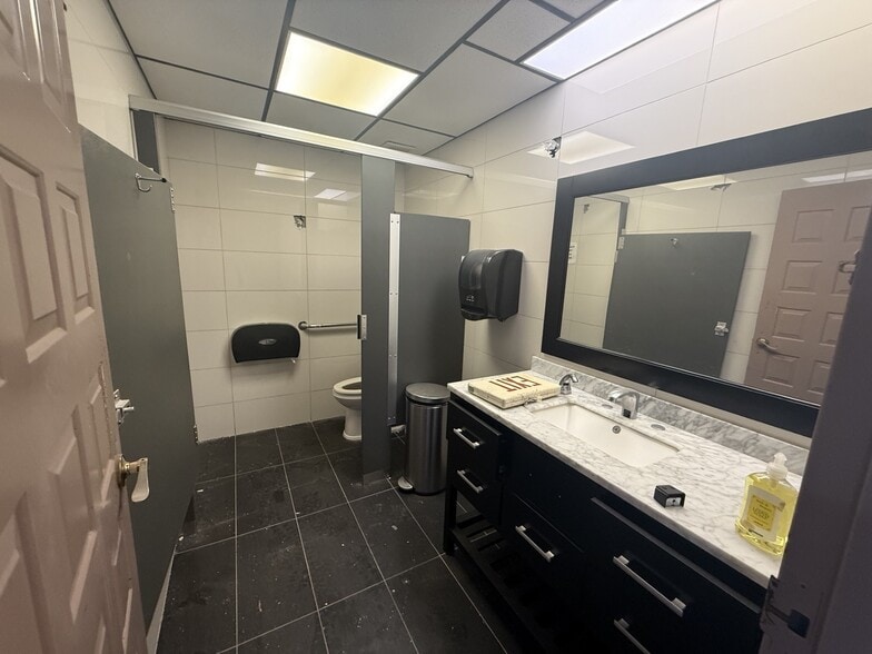 More Photos Of 7725 N Orange Blossom Trl, Orlando Warehouse For Sale