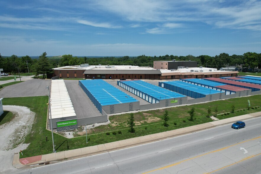 Primary Photo Of 17306 E US Highway 24, Independence Flex For Sale
