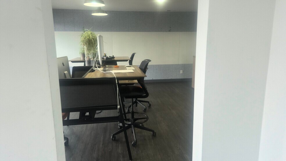 More Photos Of 5911 Meredith Dr, Urbandale Office For Lease